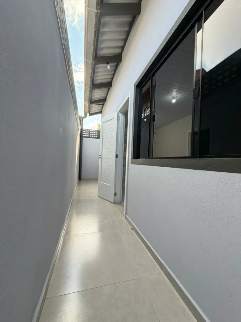 Casa com 1 suíte + 2 dormitórios á 650 metros do mar em Armação – Penha – SC