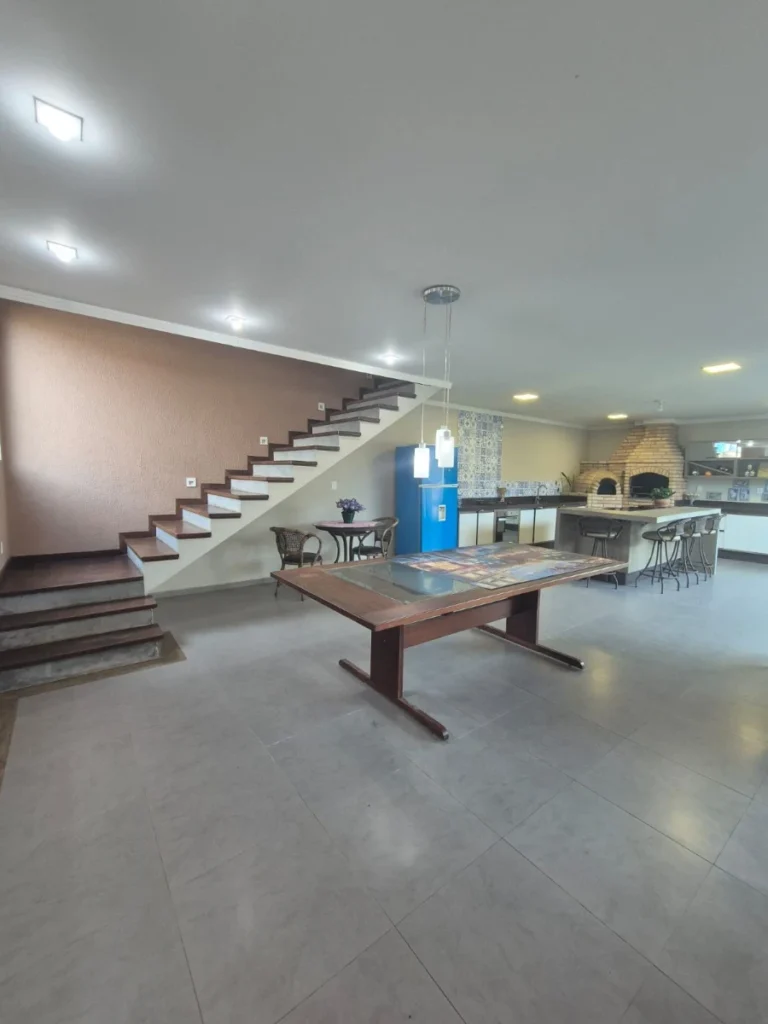 Sobrado mobiliado com amplo espaço social com 1 Suíte + 2 dormitórios a 850m do mar no Itacolomi em Balneário Piçarras – SC