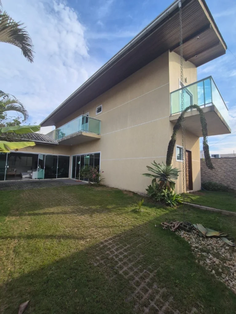 Sobrado mobiliado com amplo espaço social com 1 Suíte + 2 dormitórios a 850m do mar no Itacolomi em Balneário Piçarras – SC