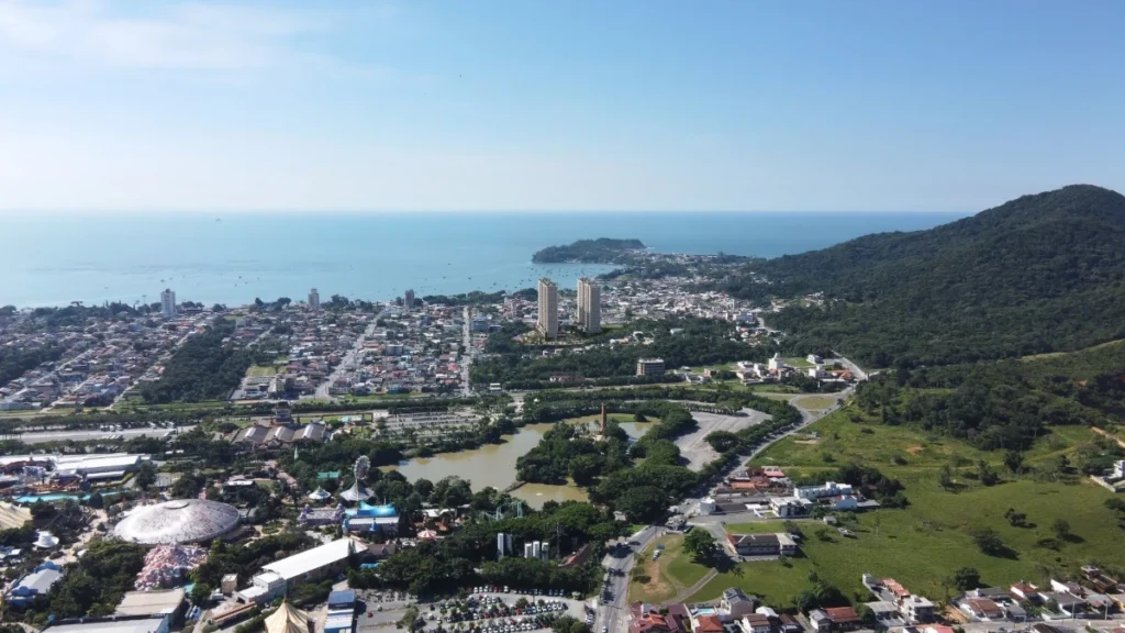 Apartamento com vista mar 1 suíte + 1dormitório á 500 metros do mar em Armação – Penha – SC- LandScape Home Club