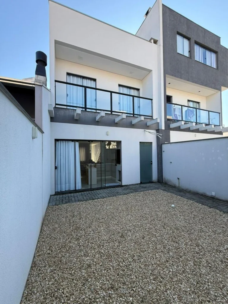 Sobrado Mobiliado com 1 suíte + 2 dormitórios á 150 metros do mar em Armação – Penha – SC – Residencial Maresias