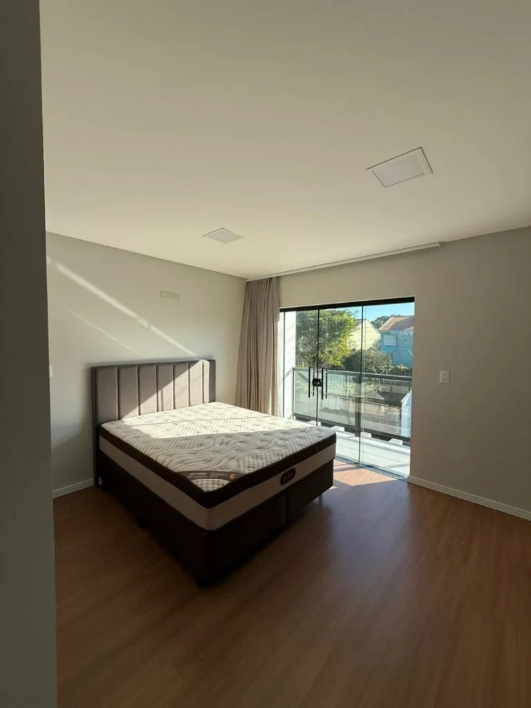 Sobrado Mobiliado com 1 suíte + 2 dormitórios á 150 metros do mar em Armação – Penha – SC – Residencial Maresias