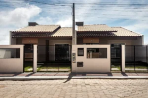 Casa Geminada á 700 metros do mar com 1 suíte + 1 dormitório – Itacolomi – Balneário Piçarras – SC
