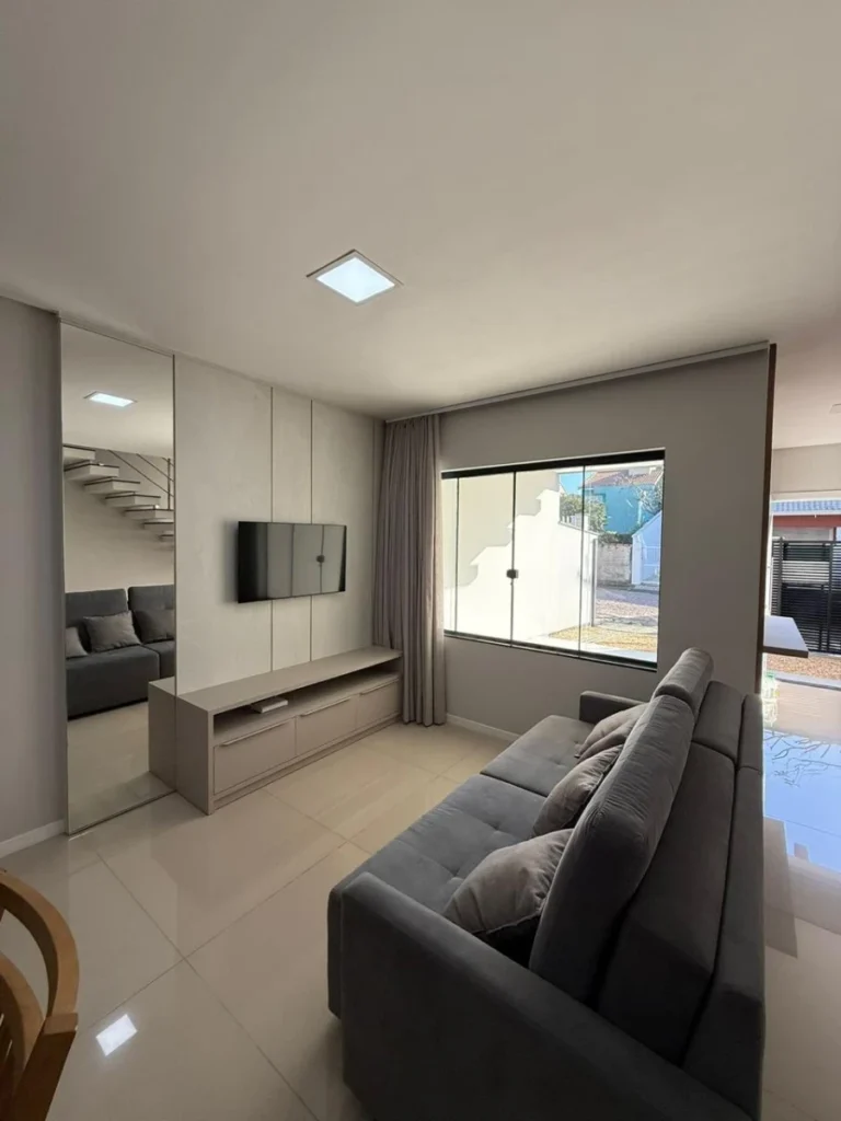 Sobrado Mobiliado com 1 suíte + 2 dormitórios á 150 metros do mar em Armação – Penha – SC – Residencial Maresias