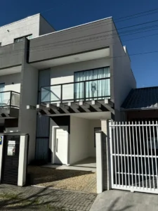 Sobrado Mobiliado com 1 suíte + 2 dormitórios á 150 metros do mar em Armação – Penha – SC – Residencial Maresias