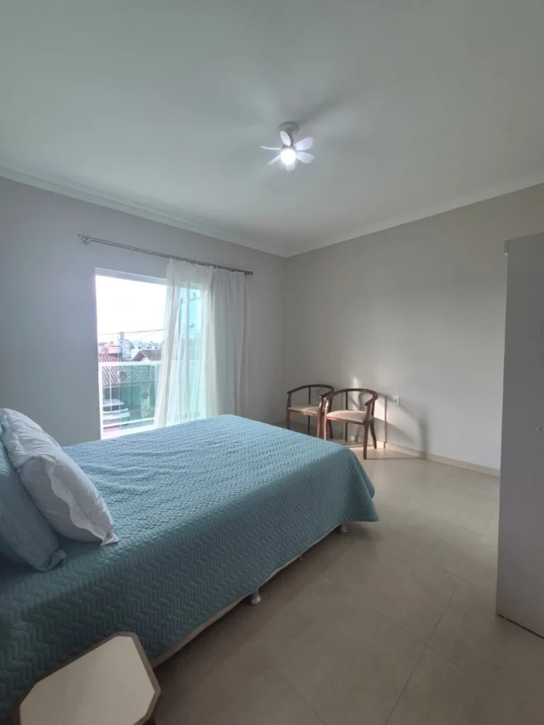 Sobrado mobiliado com amplo espaço social com 1 Suíte + 2 dormitórios a 850m do mar no Itacolomi em Balneário Piçarras – SC
