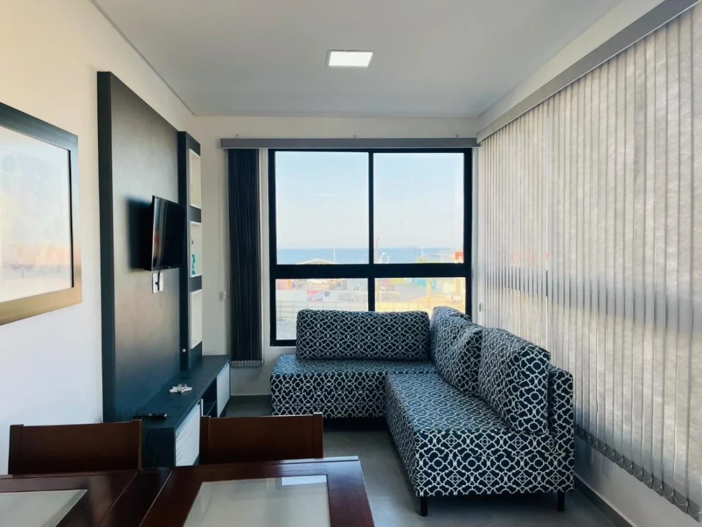Apartamento todo mobiliado com 1 suíte + 1 dormitório á 150 metros do mar – Itacolomi