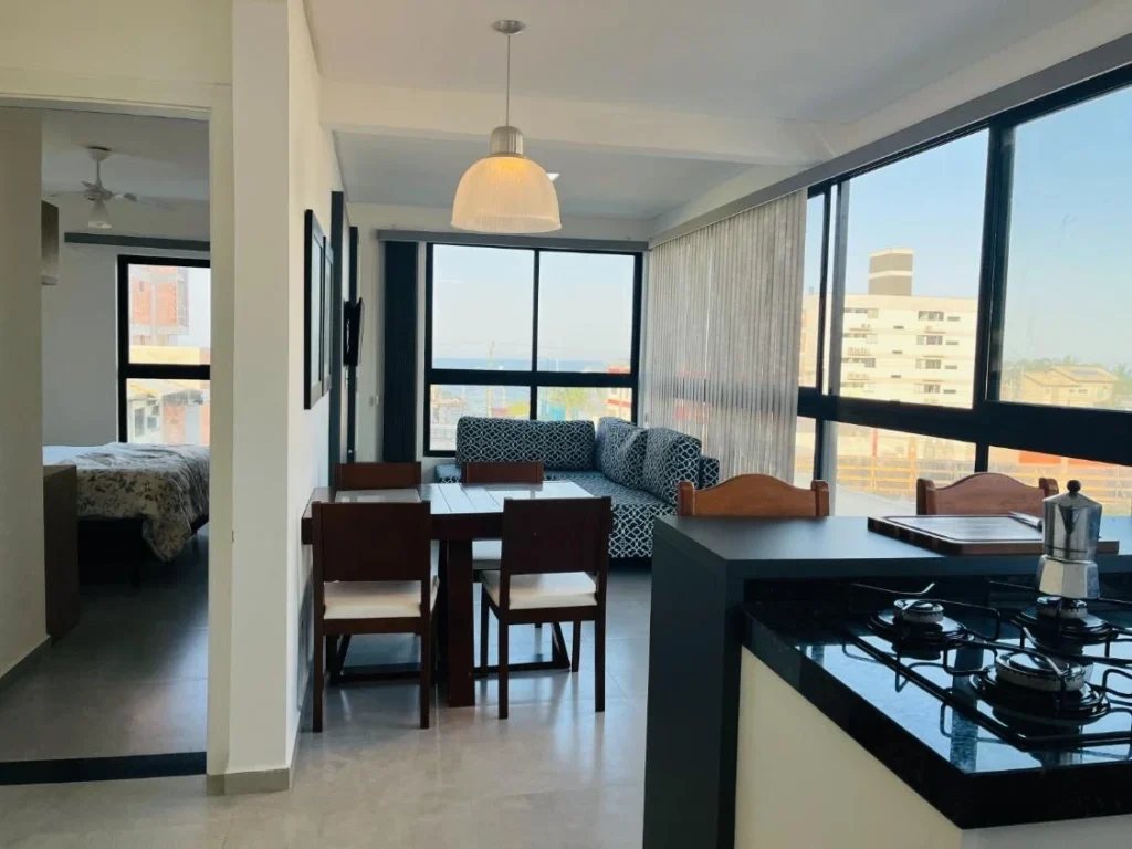 Apartamento todo mobiliado com 1 suíte + 1 dormitório á 150 metros do mar – Itacolomi