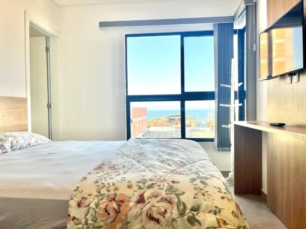Apartamento todo mobiliado com 1 suíte + 1 dormitório á 150 metros do mar – Itacolomi