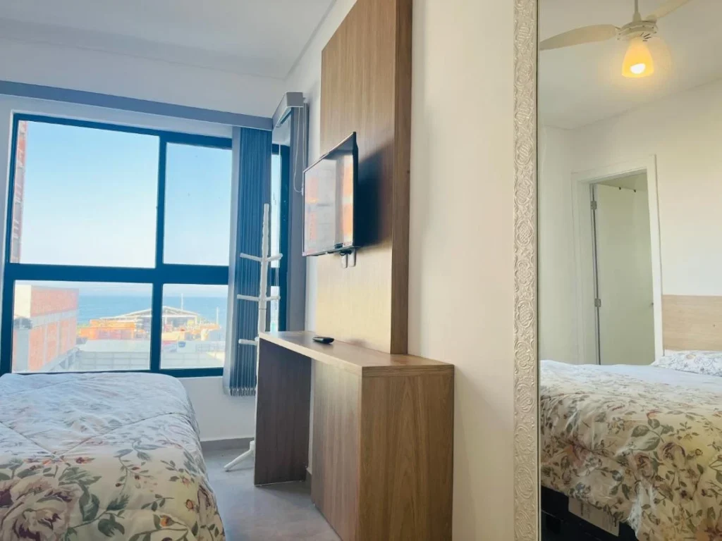 Apartamento todo mobiliado com 1 suíte + 1 dormitório á 150 metros do mar – Itacolomi