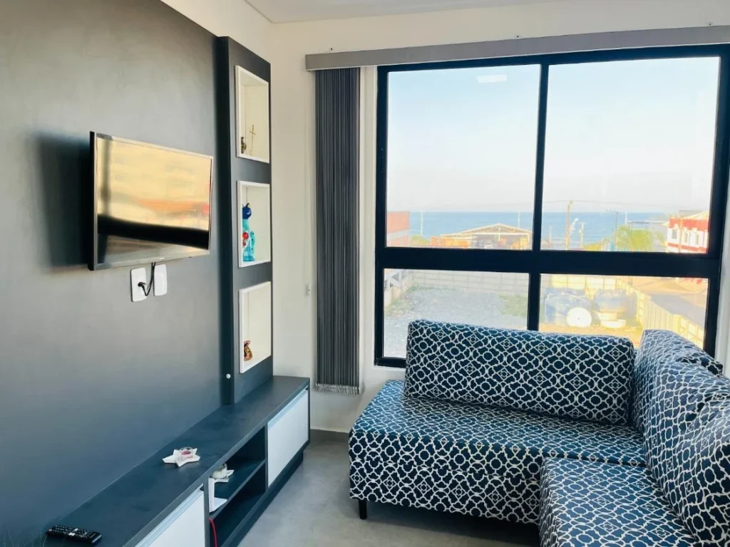 Apartamento todo mobiliado com 1 suíte + 1 dormitório á 150 metros do mar – Itacolomi