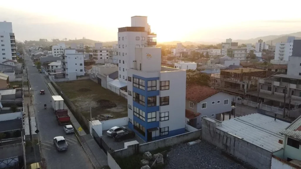 Apartamento todo mobiliado com 1 suíte + 1 dormitório á 150 metros do mar – Itacolomi