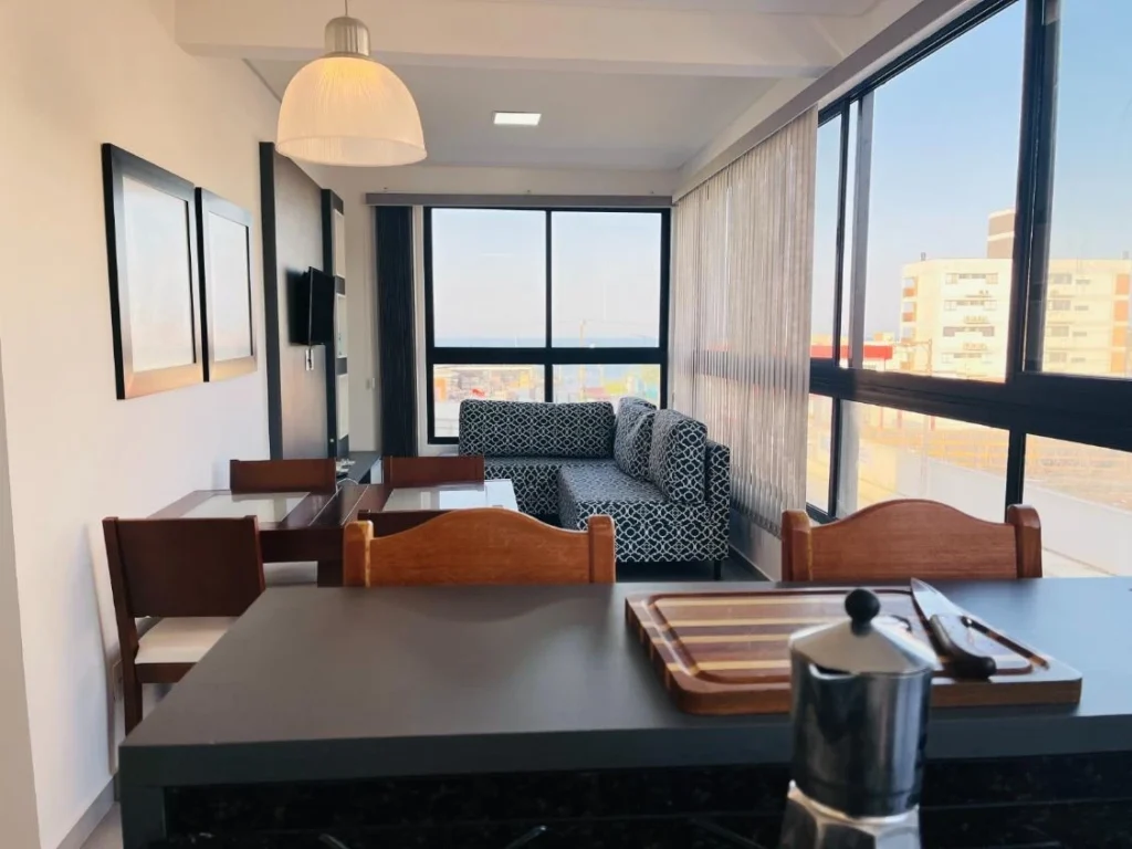 Apartamento todo mobiliado com 1 suíte + 1 dormitório á 150 metros do mar – Itacolomi