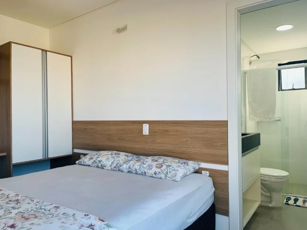 Apartamento todo mobiliado com 1 suíte + 1 dormitório á 150 metros do mar – Itacolomi