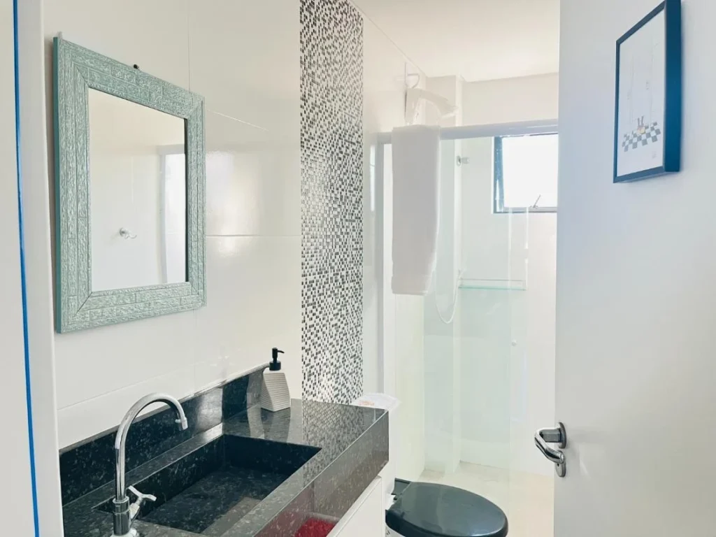 Apartamento todo mobiliado com 1 suíte + 1 dormitório á 150 metros do mar – Itacolomi