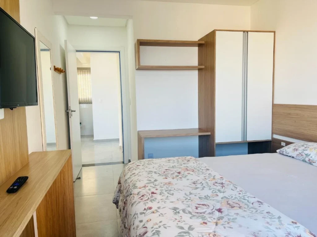 Apartamento todo mobiliado com 1 suíte + 1 dormitório á 150 metros do mar – Itacolomi