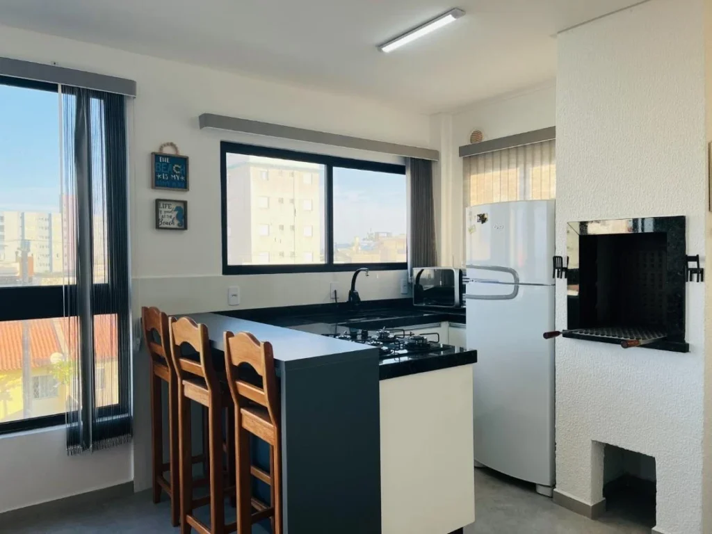 Apartamento todo mobiliado com 1 suíte + 1 dormitório á 150 metros do mar – Itacolomi