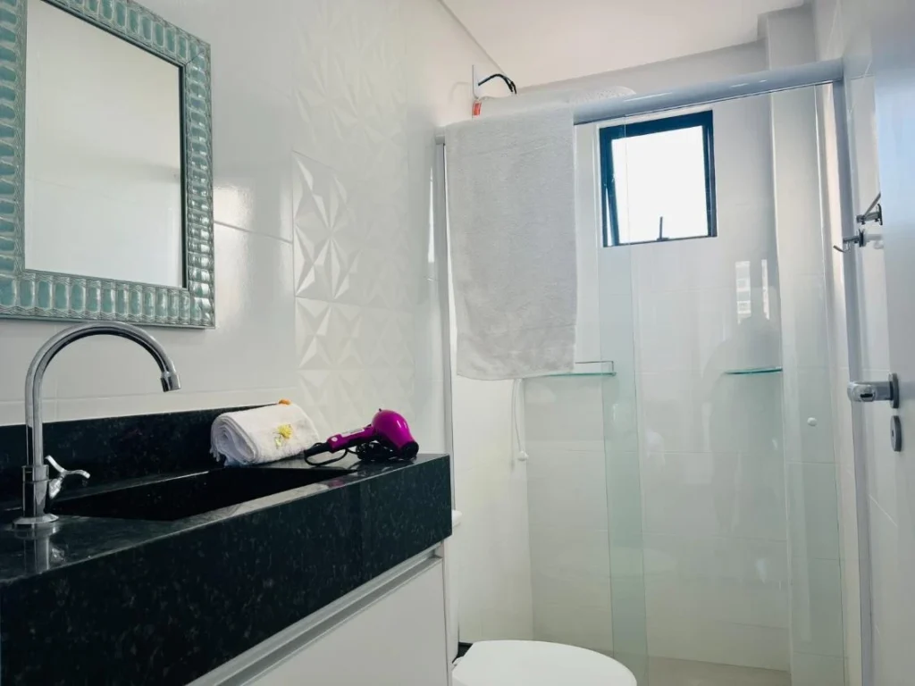 Apartamento todo mobiliado com 1 suíte + 1 dormitório á 150 metros do mar – Itacolomi