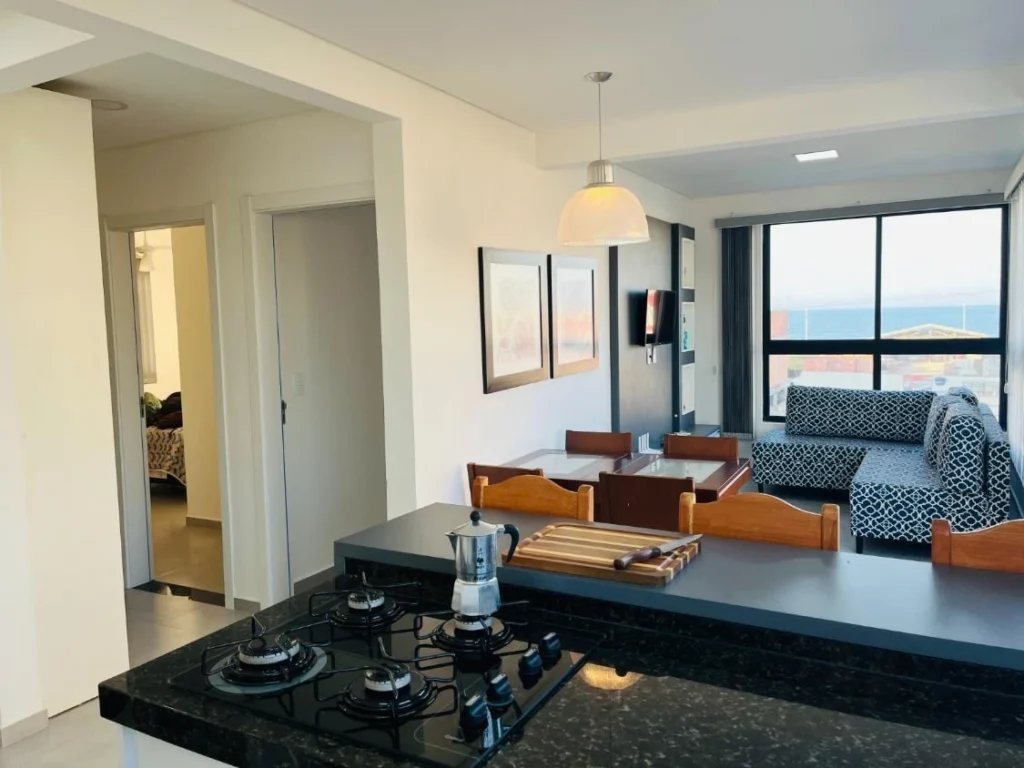 Apartamento todo mobiliado com 1 suíte + 1 dormitório á 150 metros do mar – Itacolomi