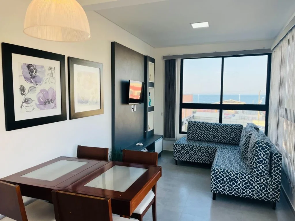 Apartamento todo mobiliado com 1 suíte + 1 dormitório á 150 metros do mar – Itacolomi