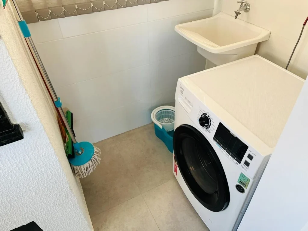 Apartamento todo mobiliado com 1 suíte + 1 dormitório á 150 metros do mar – Itacolomi