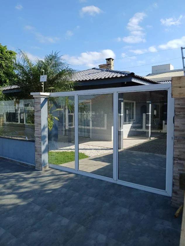 Casa Mobiliada com piscina á 300 metros do mar com 2 dormitórios – Praia Alegre – Penha – SC