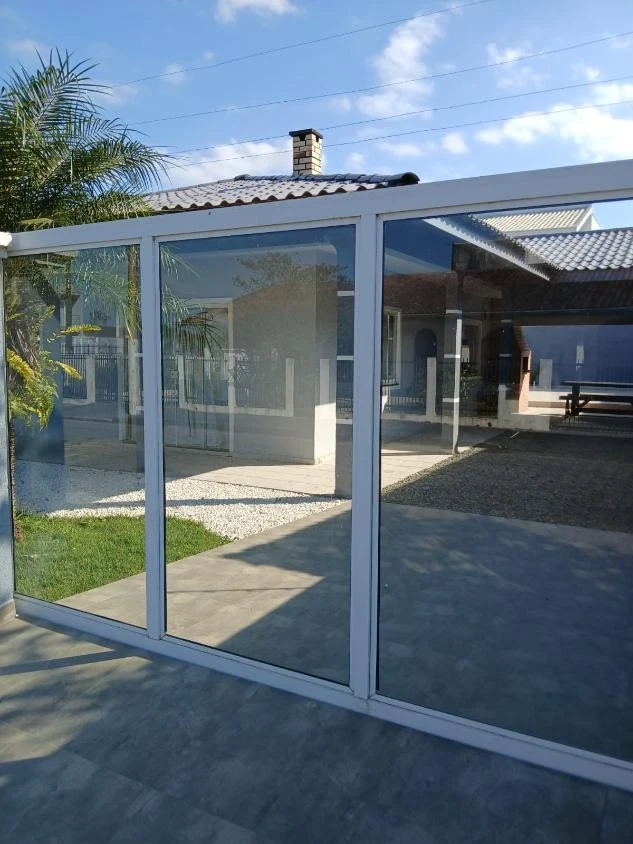 Casa Mobiliada com piscina á 300 metros do mar com 2 dormitórios – Praia Alegre – Penha – SC