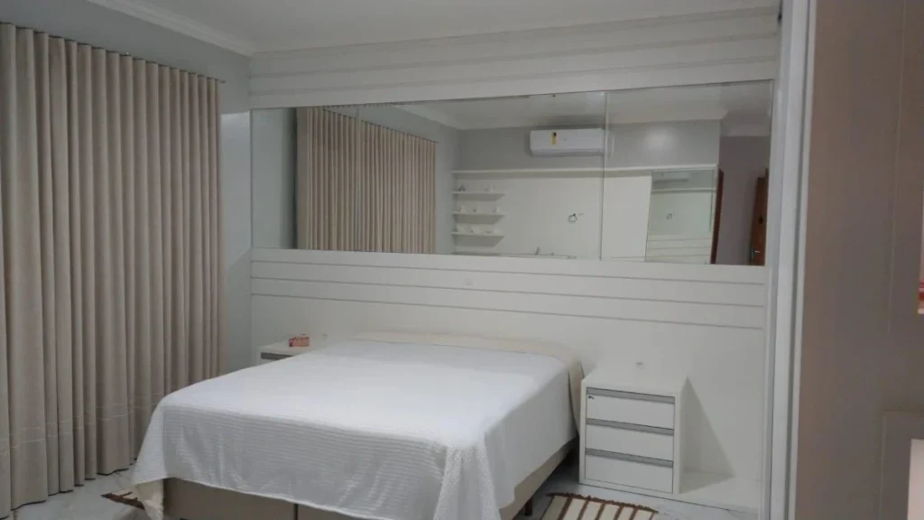 Casa Sozinha no terreno toda Mobiliada com 3 suítes +1 dormitório á 500 metros do mar – Centro – Penha – SC