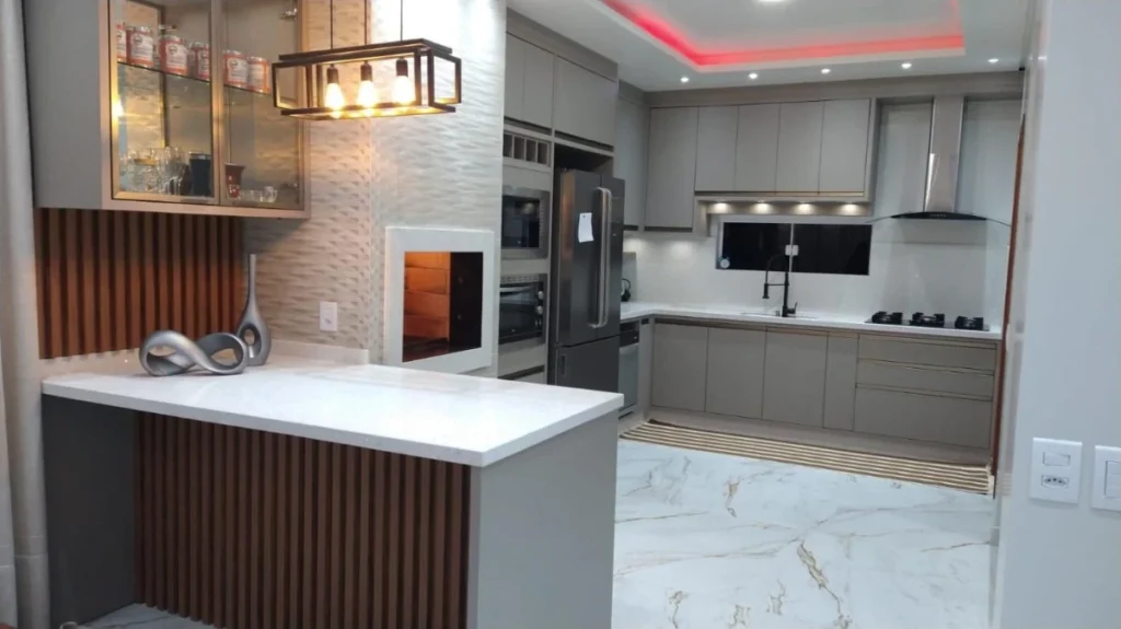 Casa Sozinha no terreno toda Mobiliada com 3 suítes +1 dormitório á 500 metros do mar – Centro – Penha – SC