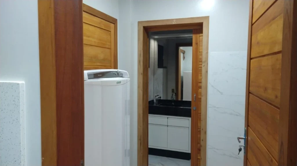 Casa Sozinha no terreno toda Mobiliada com 3 suítes +1 dormitório á 500 metros do mar – Centro – Penha – SC