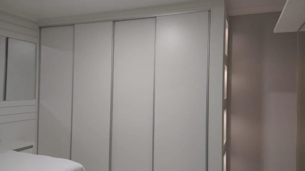 Casa Sozinha no terreno toda Mobiliada com 3 suítes +1 dormitório á 500 metros do mar – Centro – Penha – SC