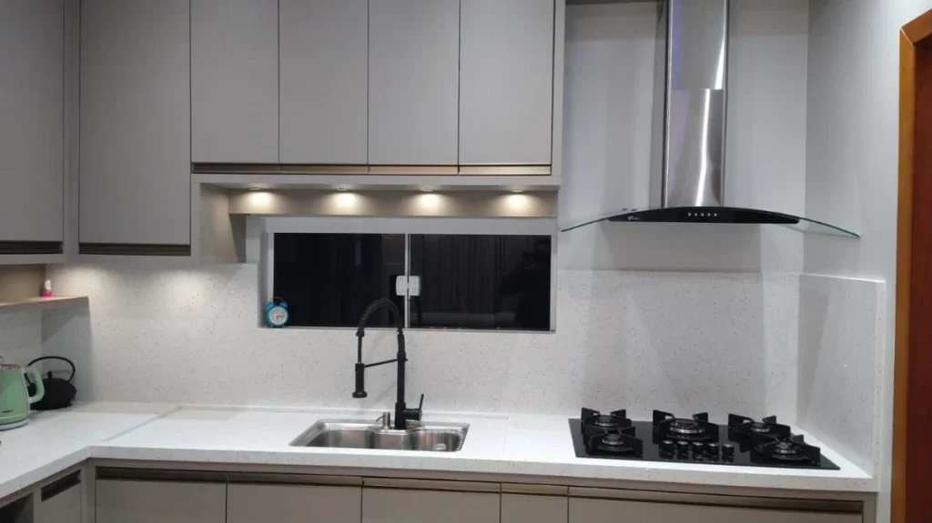 Casa Sozinha no terreno toda Mobiliada com 3 suítes +1 dormitório á 500 metros do mar – Centro – Penha – SC