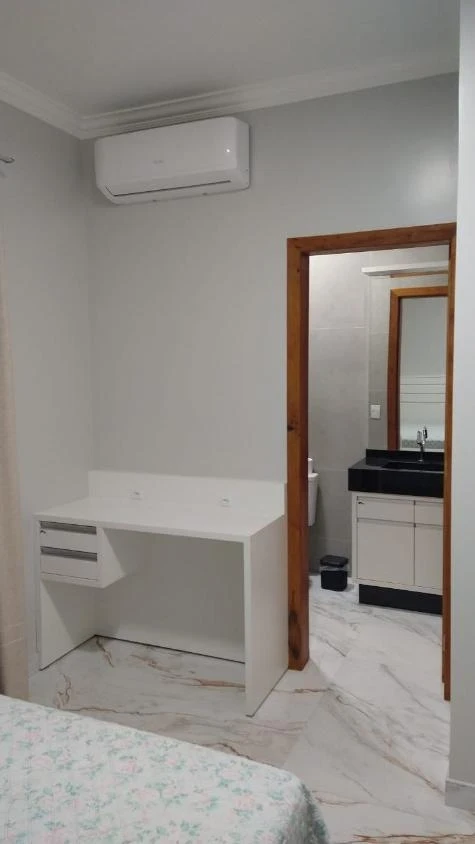 Casa Sozinha no terreno toda Mobiliada com 3 suítes +1 dormitório á 500 metros do mar – Centro – Penha – SC