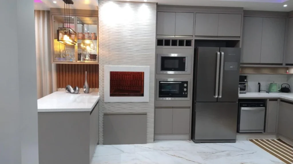 Casa Sozinha no terreno toda Mobiliada com 3 suítes +1 dormitório á 500 metros do mar – Centro – Penha – SC