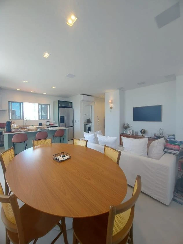 Apartamento Mobiliado 1 Suíte + 2 dormitórios com vista mar a 100m da praia em Itacolomi – Balneário Piçarras SC. Ed. Ilha de Itacolomi Residence