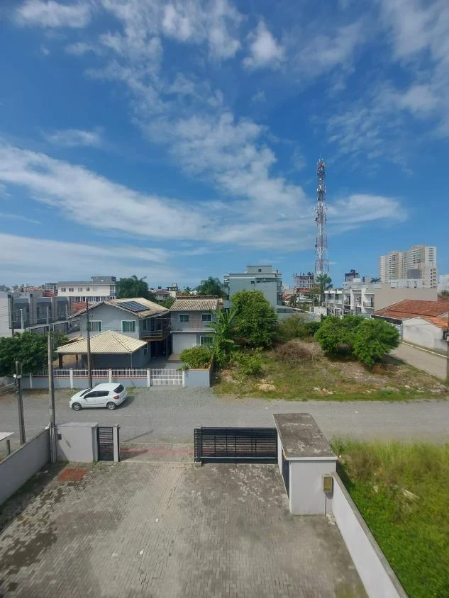 Apartamento 1 suíte + 2 dormitórios a 500m do mar em Itacolomi – Balneário Piçarras – SC. – Ed. Kuiaski