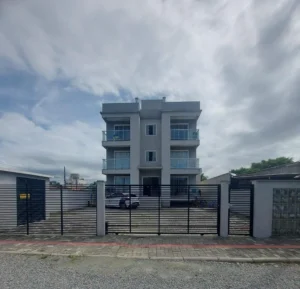 Apartamento 1 suíte + 2 dormitórios a 500m do mar em Itacolomi – Balneário Piçarras – SC. – Ed. Kuiaski