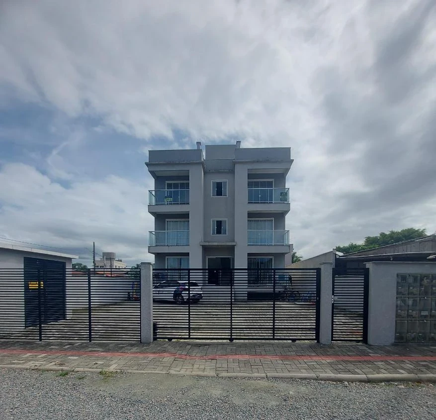 Apartamento 1 suíte + 2 dormitórios a 500m do mar em Itacolomi – Balneário Piçarras – SC. – Ed. Kuiaski