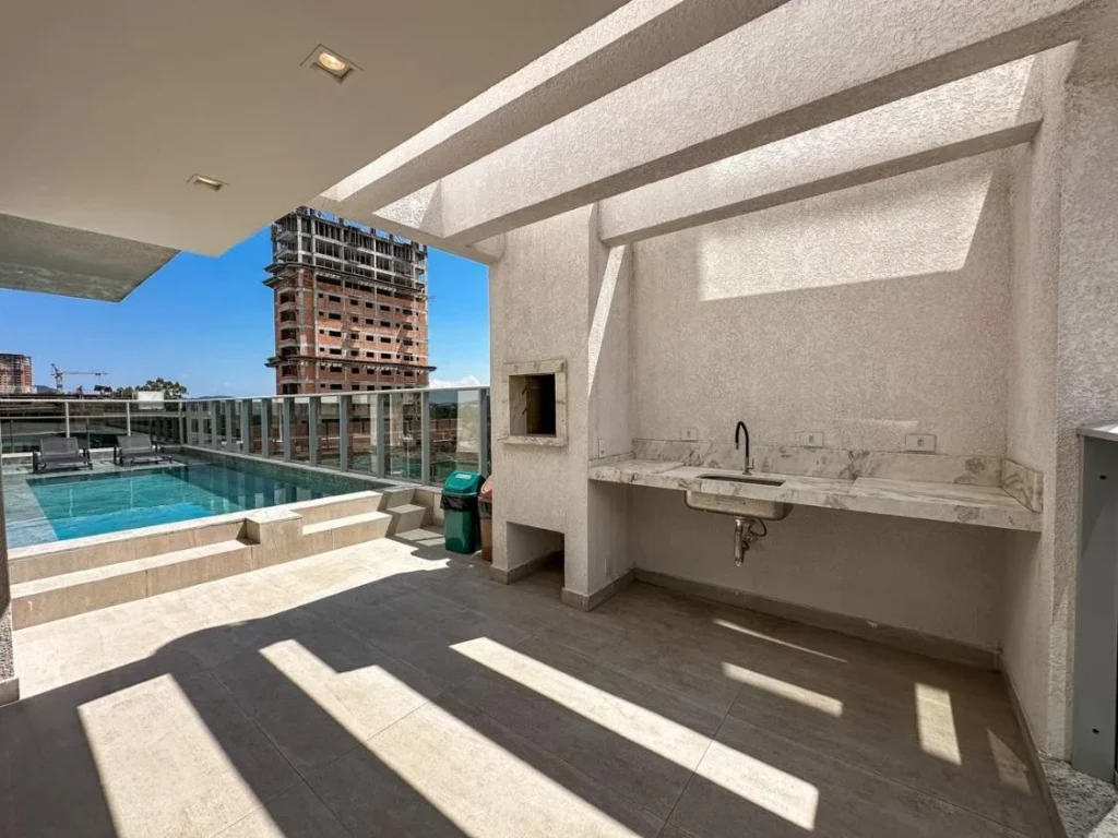 Apartamento Mobiliado 1 Suíte + 2 dormitórios com vista mar a 100m da praia em Itacolomi – Balneário Piçarras SC. Ed. Ilha de Itacolomi Residence