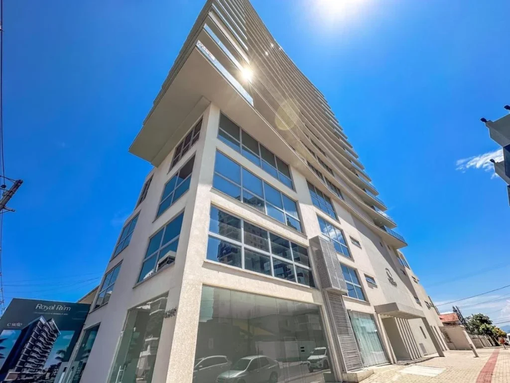 Apartamento Mobiliado 1 Suíte + 2 dormitórios com vista mar a 100m da praia em Itacolomi – Balneário Piçarras SC. Ed. Ilha de Itacolomi Residence