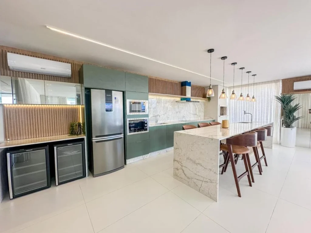 Apartamento Mobiliado 1 Suíte + 2 dormitórios com vista mar a 100m da praia em Itacolomi – Balneário Piçarras SC. Ed. Ilha de Itacolomi Residence