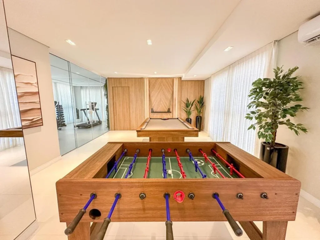 Apartamento Mobiliado 1 Suíte + 2 dormitórios com vista mar a 100m da praia em Itacolomi – Balneário Piçarras SC. Ed. Ilha de Itacolomi Residence