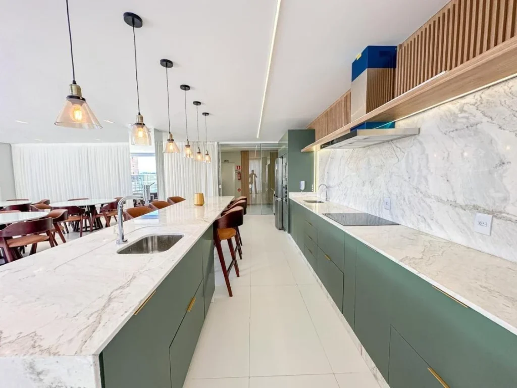 Apartamento Mobiliado 1 Suíte + 2 dormitórios com vista mar a 100m da praia em Itacolomi – Balneário Piçarras SC. Ed. Ilha de Itacolomi Residence