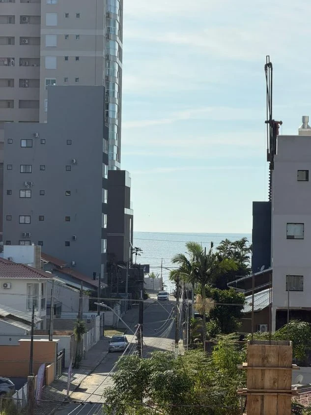 Apartamento com Elevador 1 suíte + 2 dormitórios á 350 metros do mar – Itacolomi – Balneário Piçarras – SC – Residencial Palm Harbor