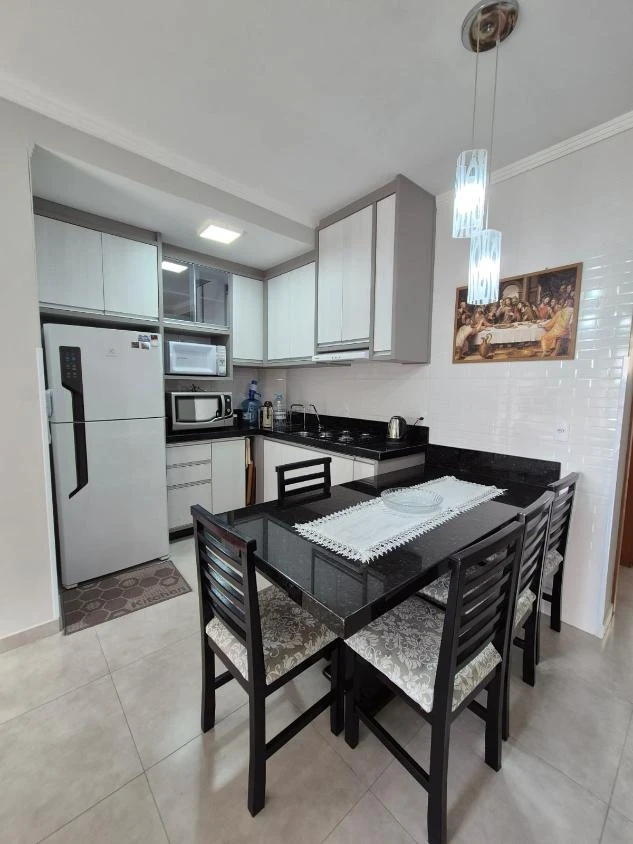 Apartamento mobiliado com 1 suíte + 2 dormitórios a 350m da praia em Itacolomi – Balneário Piçarras -SC – Residencial Ademir Felício