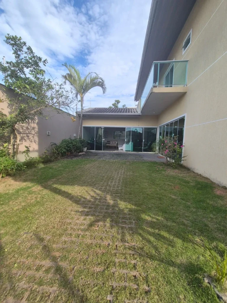 Sobrado mobiliado com amplo espaço social com 1 Suíte + 2 dormitórios a 850m do mar no Itacolomi em Balneário Piçarras – SC