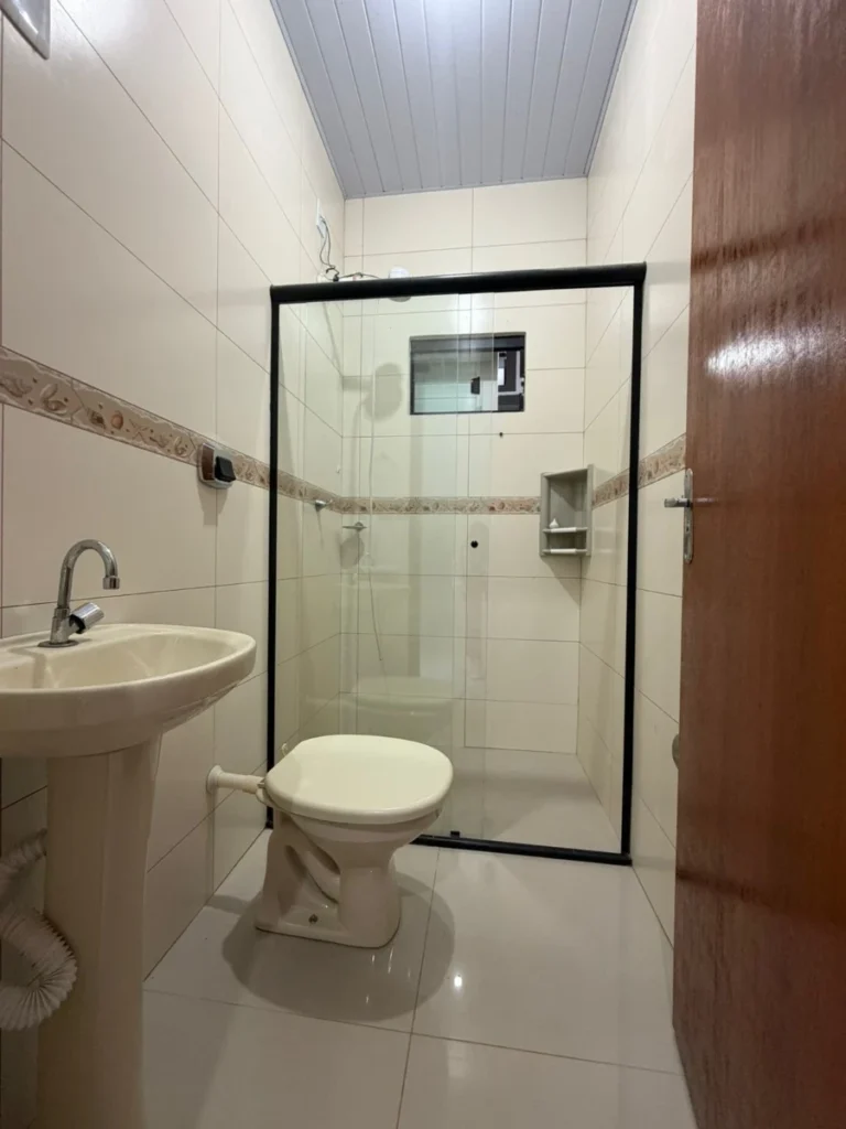 Casa com 1 suíte + 2 dormitórios á 650 metros do mar em Armação – Penha – SC