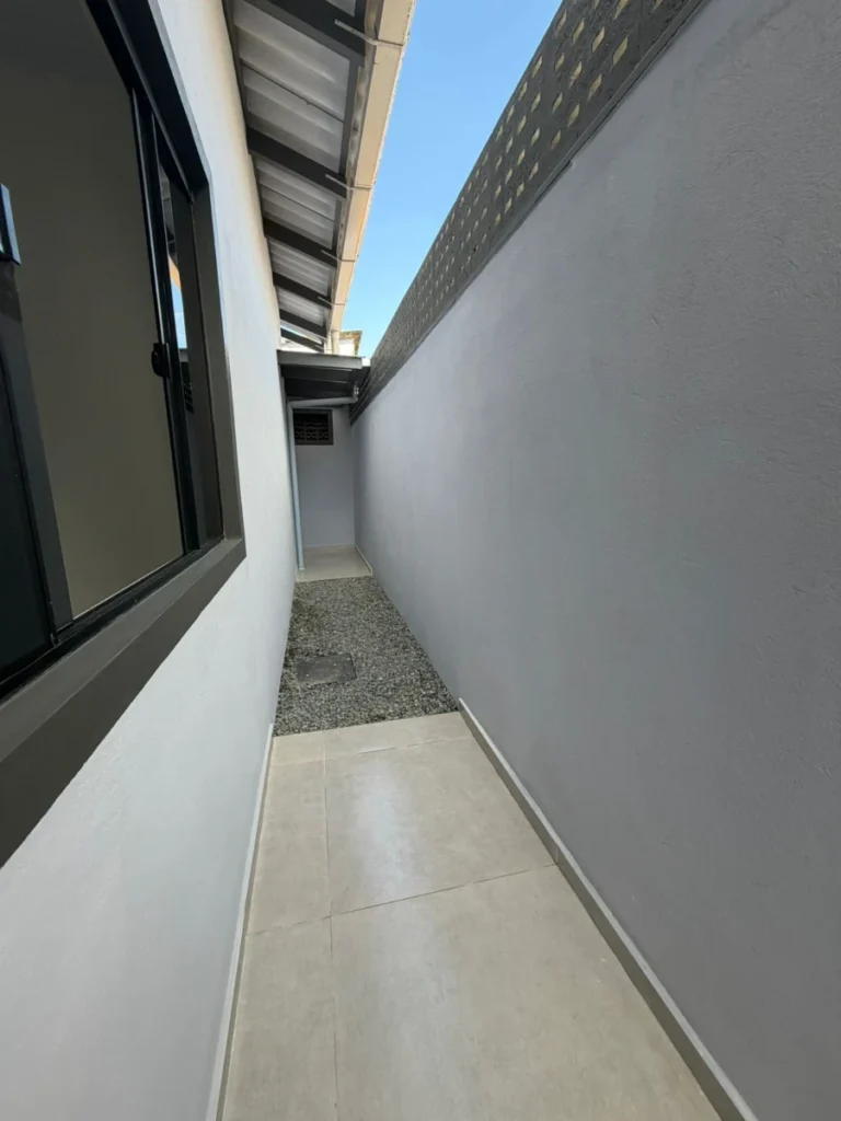 Casa com 1 suíte + 2 dormitórios á 650 metros do mar em Armação – Penha – SC