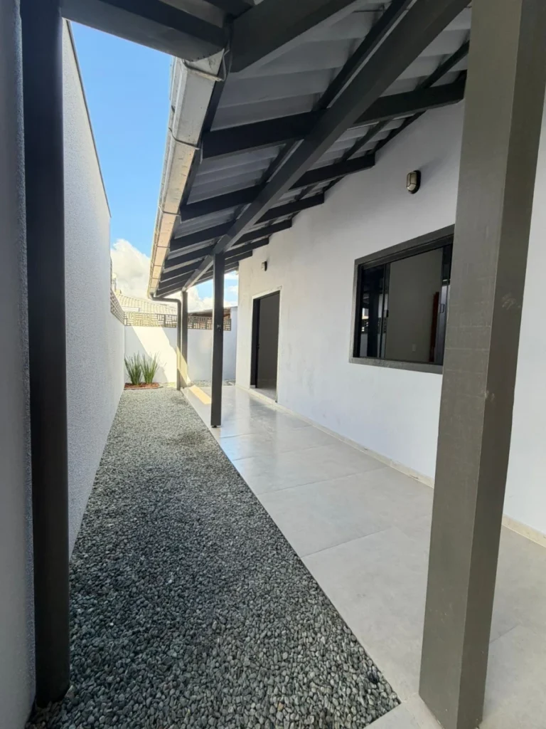 Casa com 1 suíte + 2 dormitórios á 650 metros do mar em Armação – Penha – SC