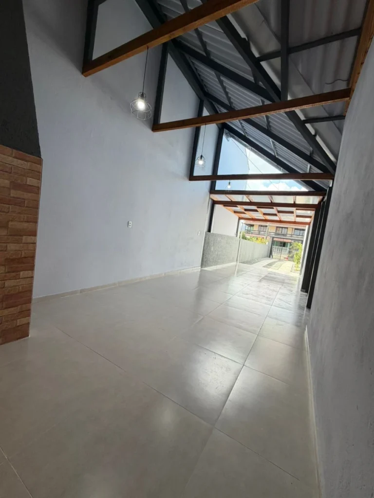 Casa com 1 suíte + 2 dormitórios á 650 metros do mar em Armação – Penha – SC